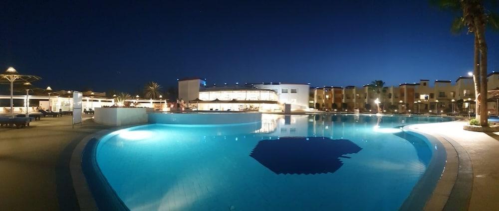 Blue Reef Red Sea Resort Marsa Alam Exterior photo